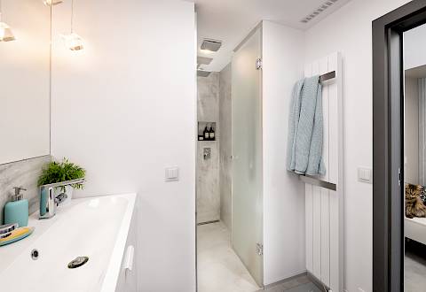 Ve sprchovém koutu nenajdete spáry - na podlaze i stěnách je voděodolná betonepoxidová stěrka