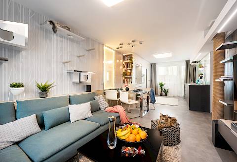 Interiérový design Praha: obývací část skýtá dostatek prostoru pro příjemné lenošení koček i majitelů.