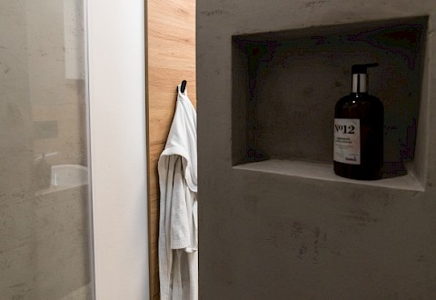 Nika ve sprše - koupelna bez keramického obladu a dlažby