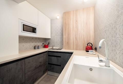 Interiérový design: Malá kuchyňka pro hosty bohatě vystačí turistům ubytovaným v Apartmánu Kotelna v Krkonoších